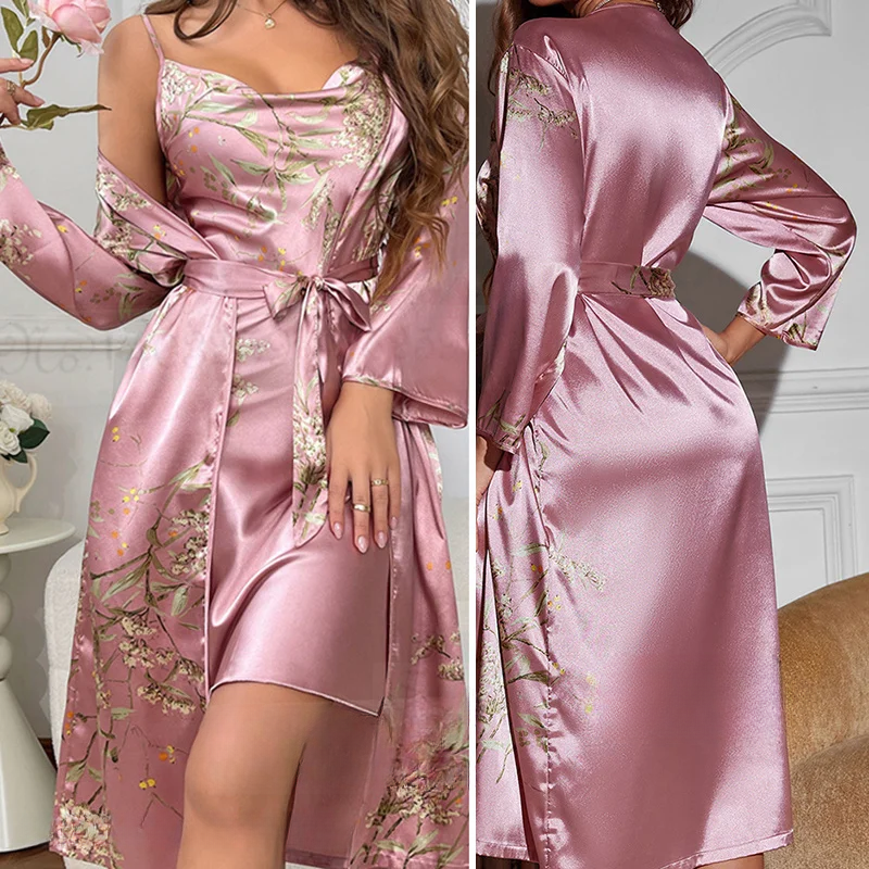 Tweedelige satijnen nachtjapon en kimono met bloemenprint – Noelle