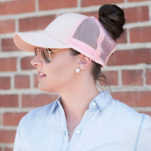 Trendy dames baseballcap met een paardenstaartopening en klittenbandsluiting – Leona