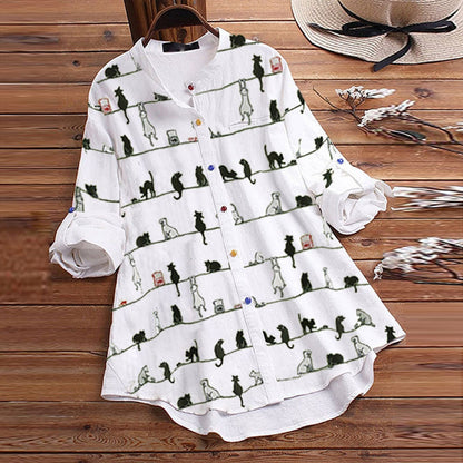 Lichte damesblouse met kattenmotief en knoopsluiting – Kaja