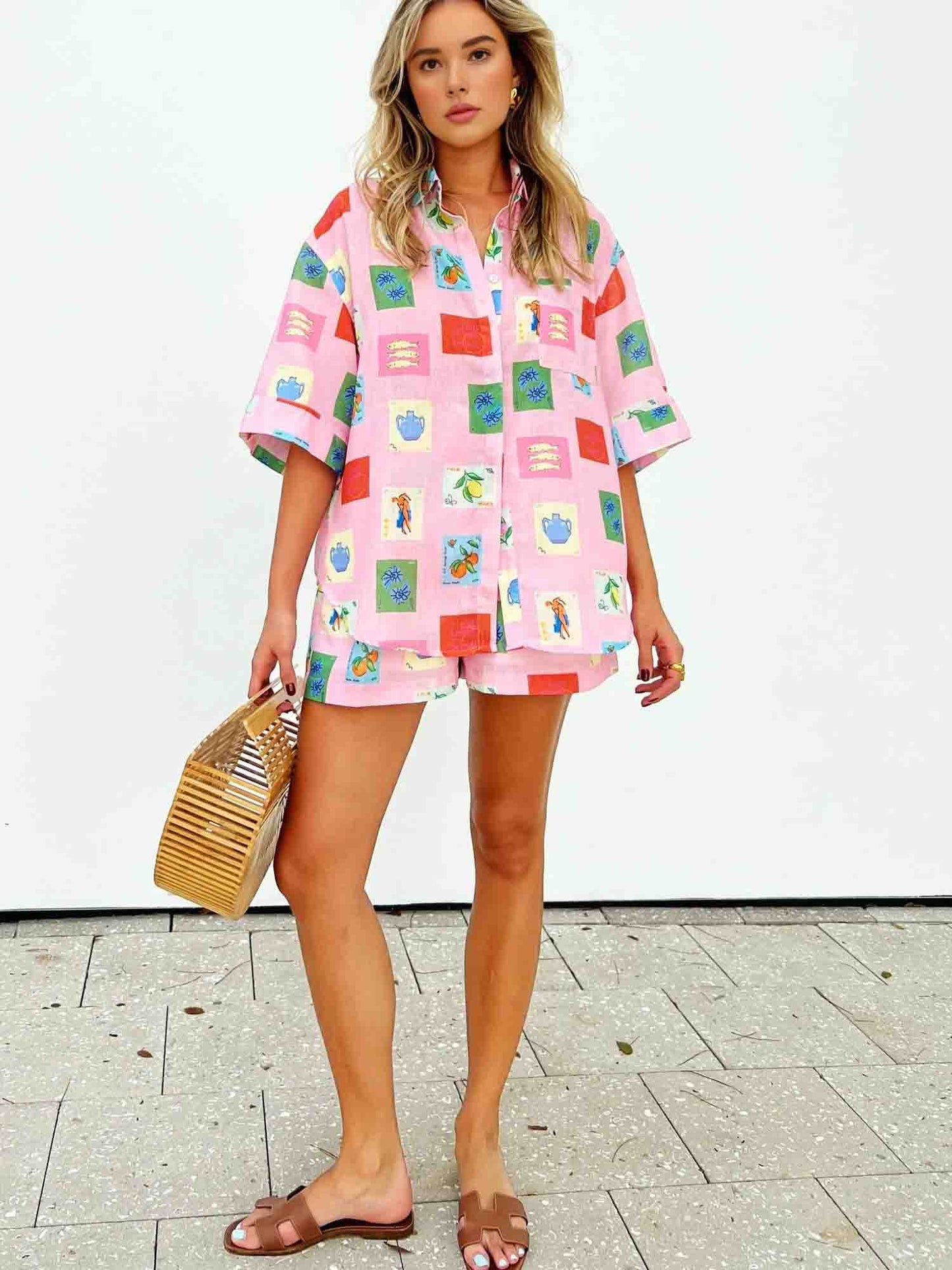 Trendy zomerse combinatie van een kleurrijke blouse en shorts - SonneSet