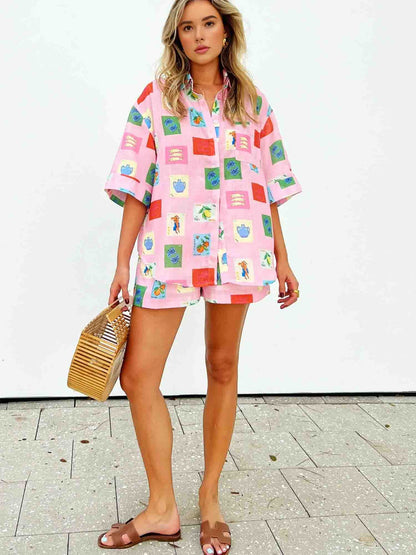 Trendy zomerse combinatie van een kleurrijke blouse en shorts - SonneSet