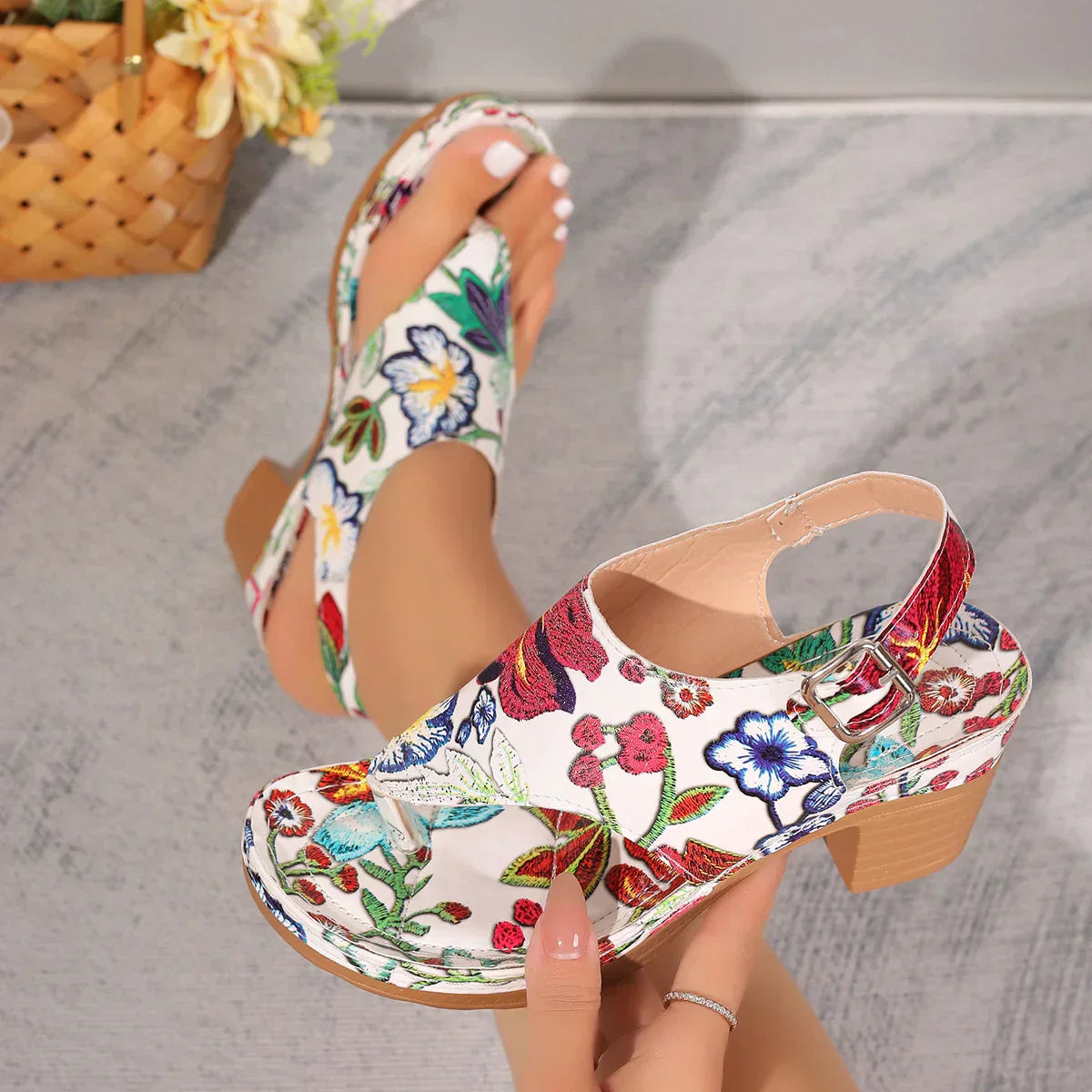 Kleurrijke Dames Sandalen met Bloemenpatroon en Blokhak – Yasmina