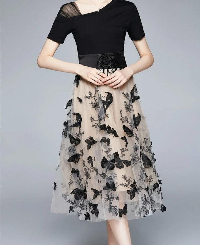 Stijlvolle midikleed van mesh met borduursel en volantmouwen – Maila